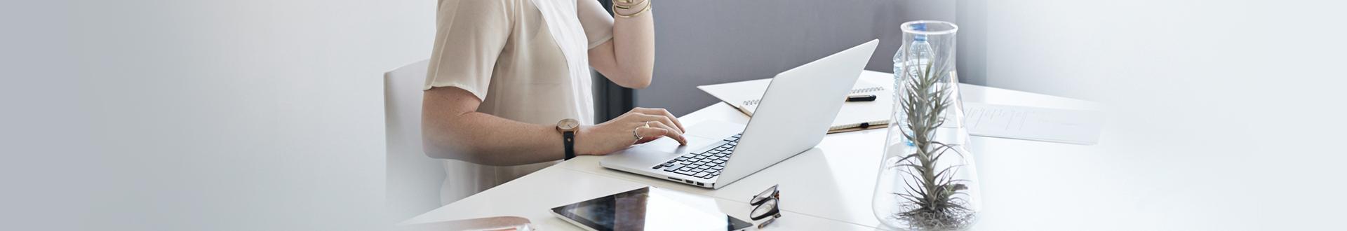 kobieta pisząca na laptopie